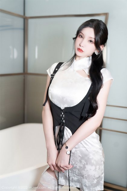 丰满翘臀美女海报