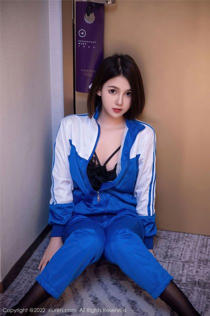 从桌上拿过钢笔放进去海报