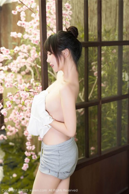 穿比基尼的美女海报